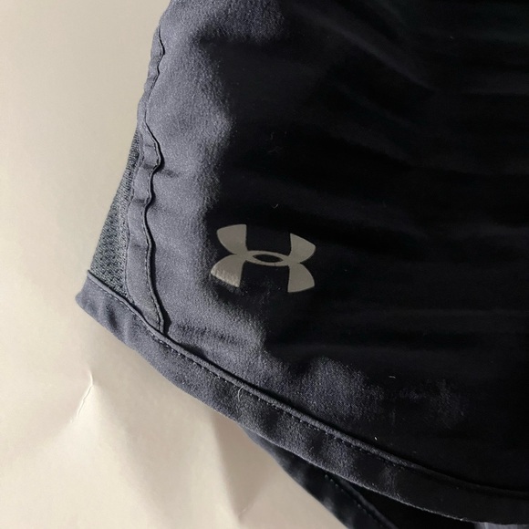 Women’s black Under Armour running shorts - Picture 2 of 4